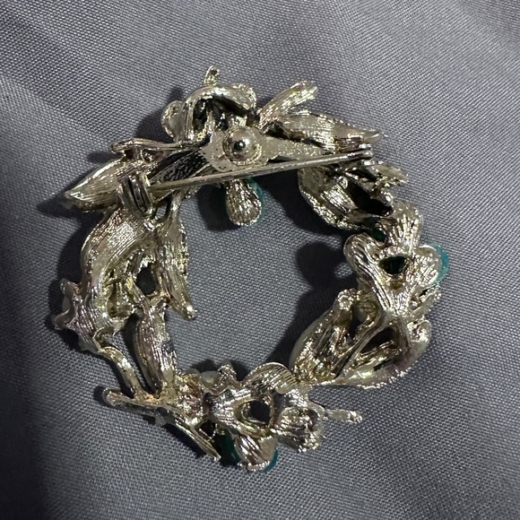 Christmas wreath pin and matching clip earrings - Picture 6 of 10